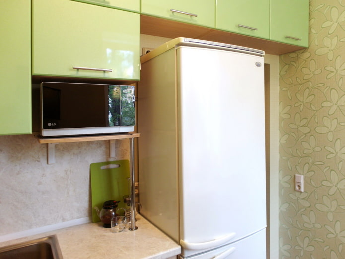 Microwave on the shelf