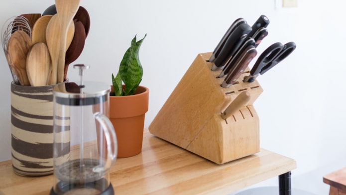 Crevice wooden stand Crevice wooden stand