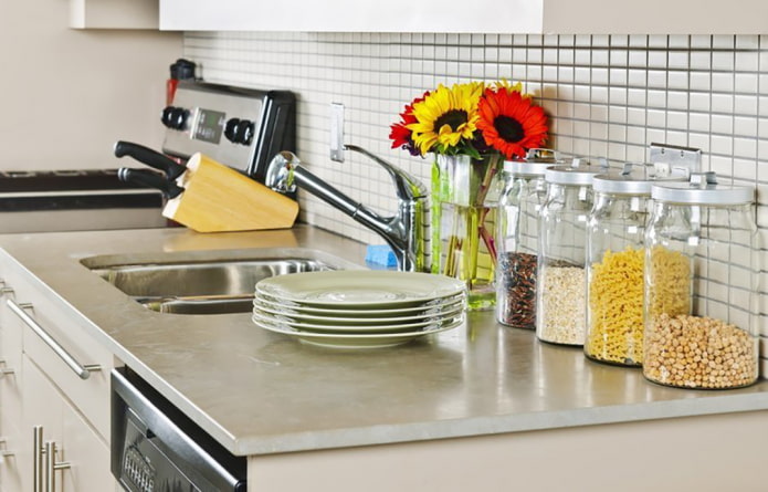 Cans with bulk products Cans with bulk products