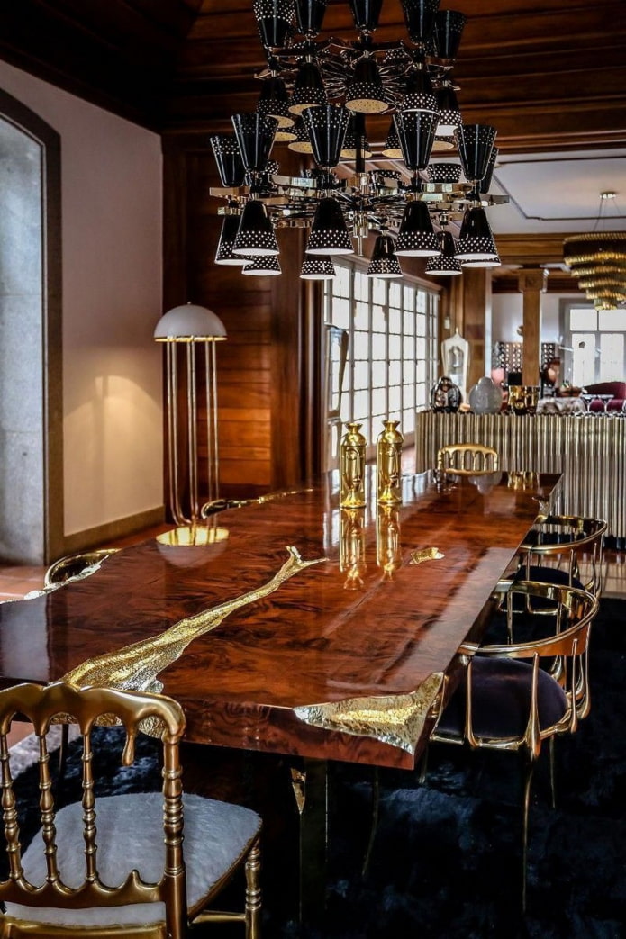 lacquered table in the kitchen lacquered table in the kitchen