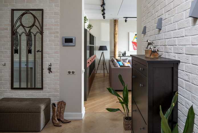 Shoe rack in the hallway