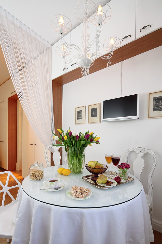 Dining group in the cabinet niche