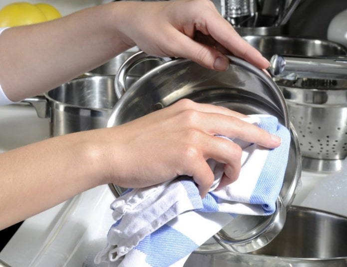 We clean the pan We clean the pan