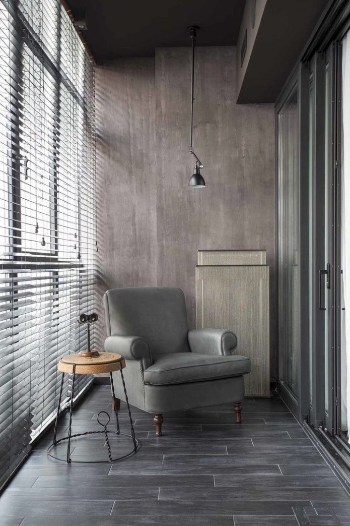 Balcony with concrete walls