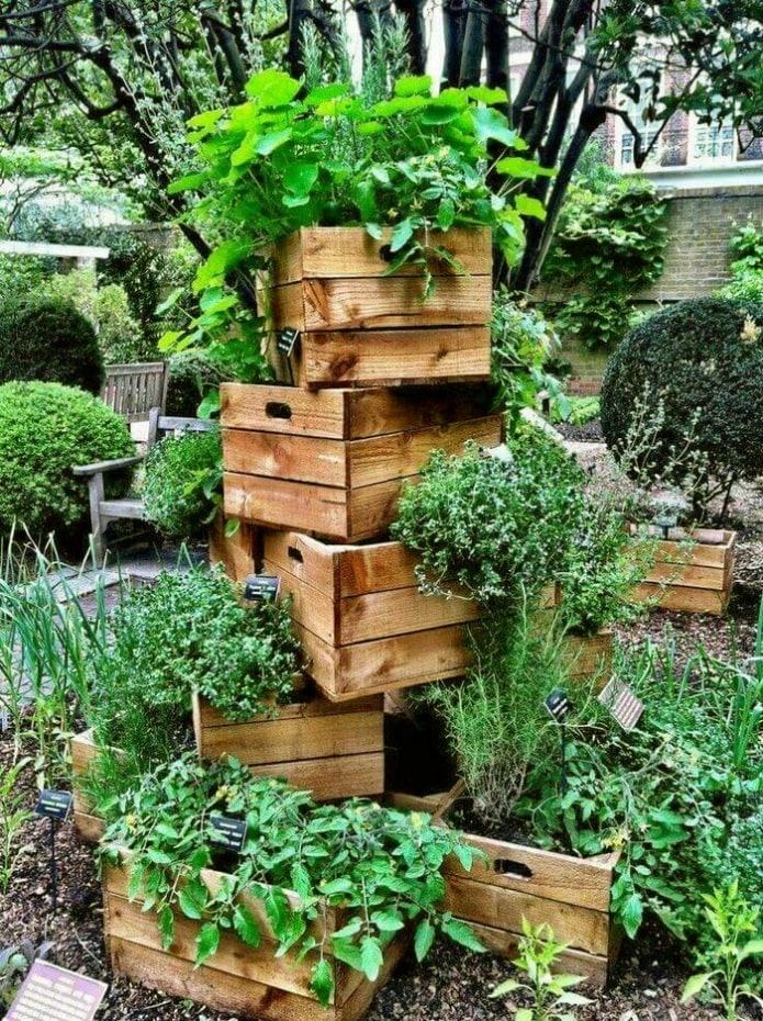 Stationary vertical flower bed Stationary vertical flower bed