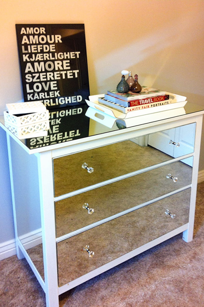 Facing the chest of drawers with mirrors Facing the chest of drawers with mirrors