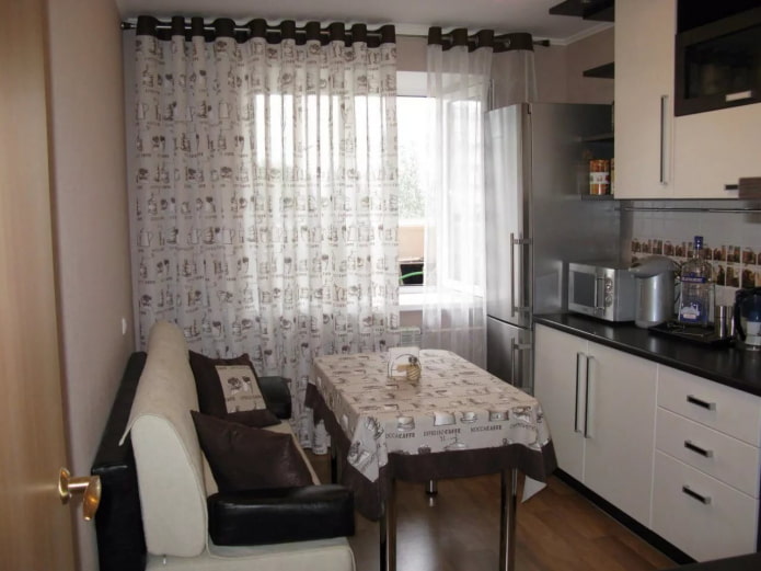 curtains and tablecloth in the same style