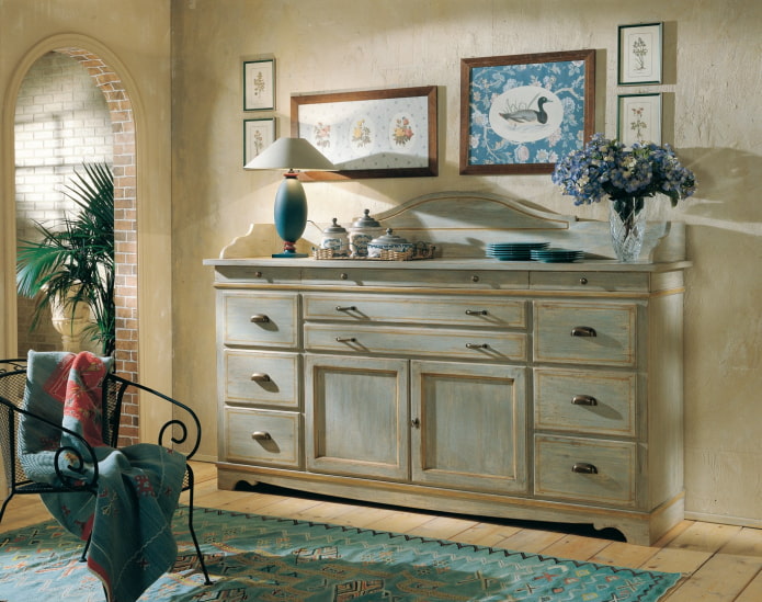 Narrow chest of drawers in the living room