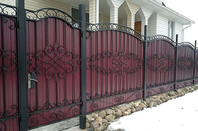 Fence made of corrugated board with forging Fence made of corrugated board with forging