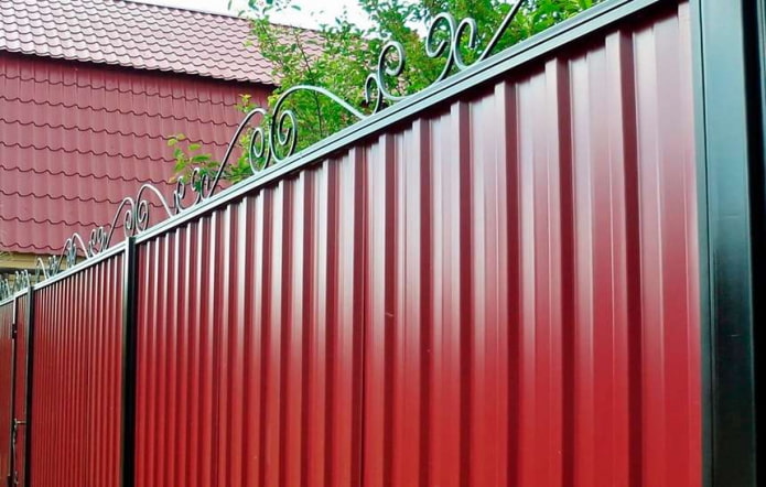 Red fence made of profiled sheet with forging elements Red fence made of profiled sheet with forging elements