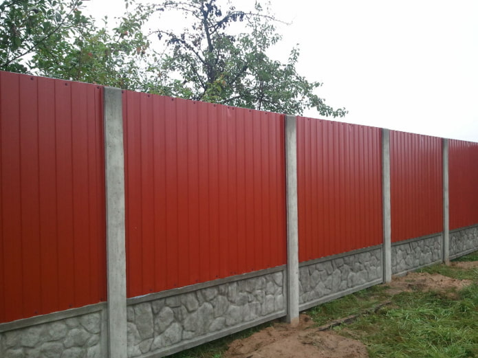 Fence made of corrugated board and concrete Fence made of corrugated board and concrete