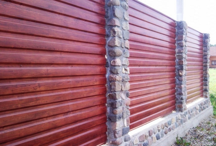 Fence made of corrugated board and stone Fence made of corrugated board and stone