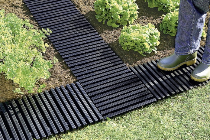 Plastic track Plastic track