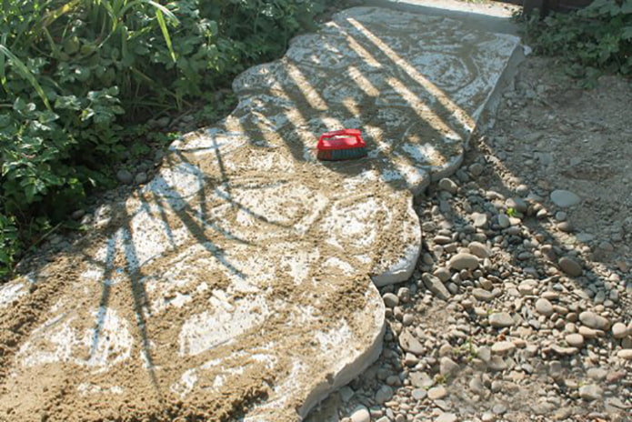 Fill the seams with sand Fill the seams with sand