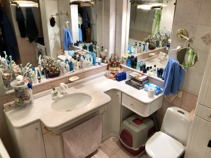 Shelves opposite the mirror