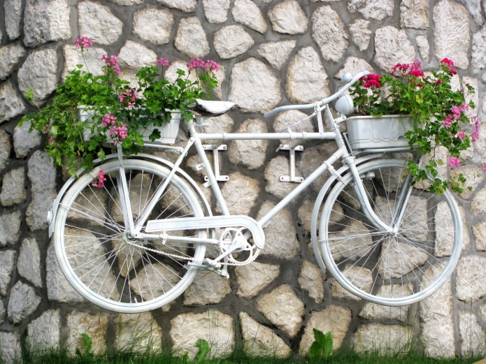 Bicycle planter on the wall Bicycle planter on the wall