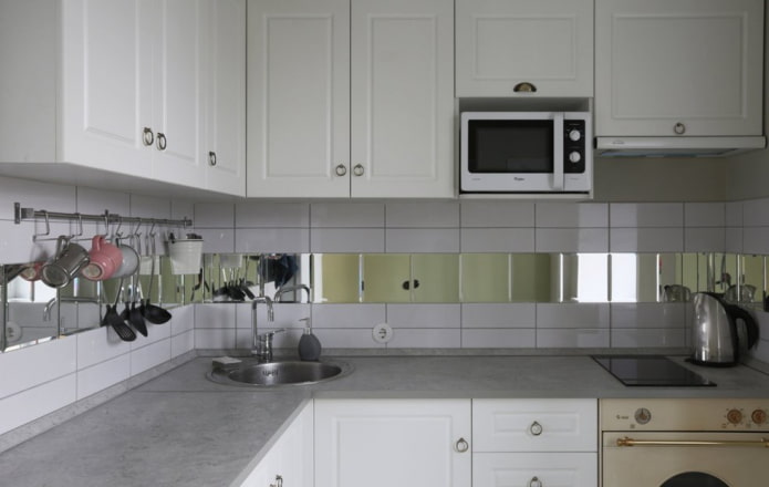 Kitchen set and apron