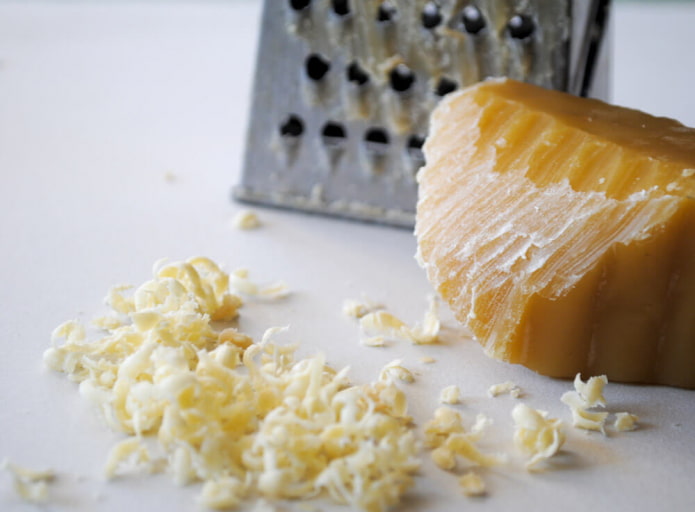 Anti-damage wax on the laminate Anti-damage wax on the laminate