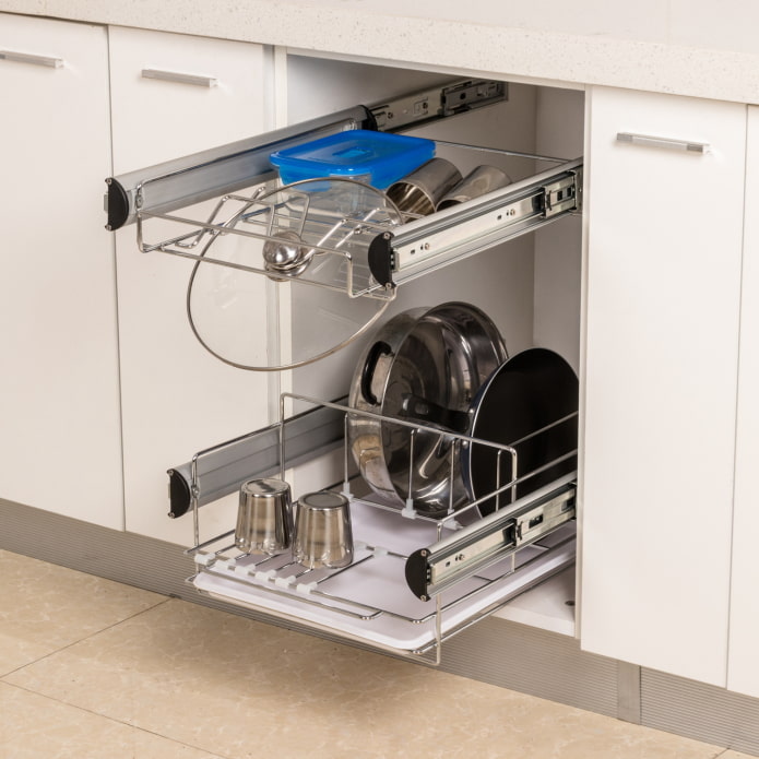 Storage of lids in a cabinet