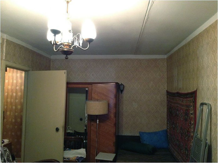 Living room before renovation