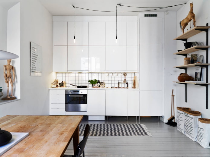 white kitchen to the ceiling