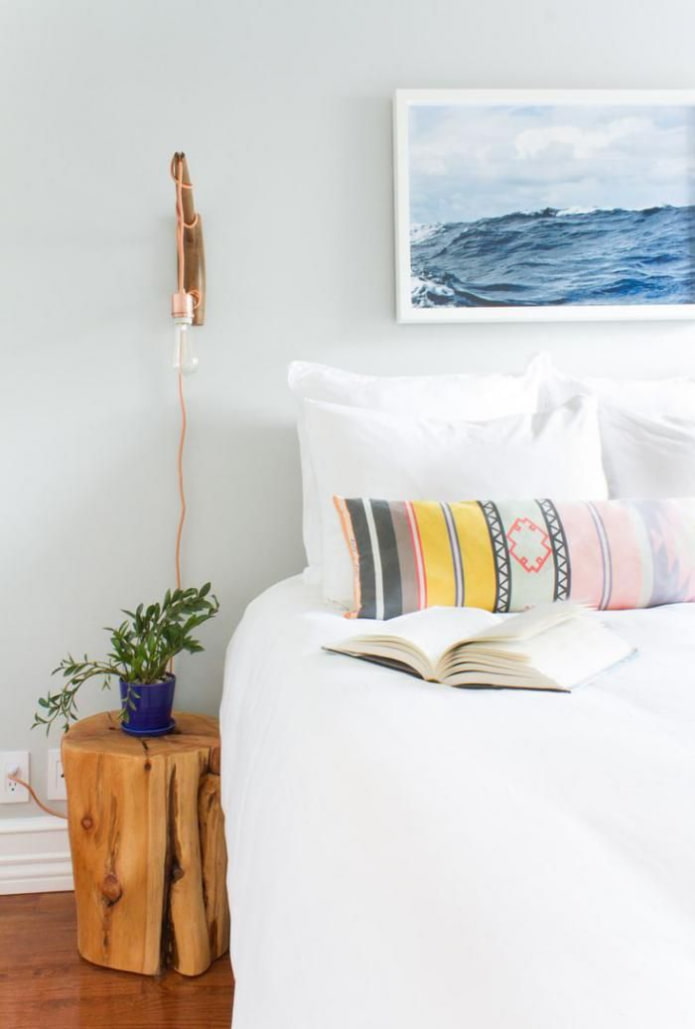 pedestal-stump near the bed pedestal-stump near the bed