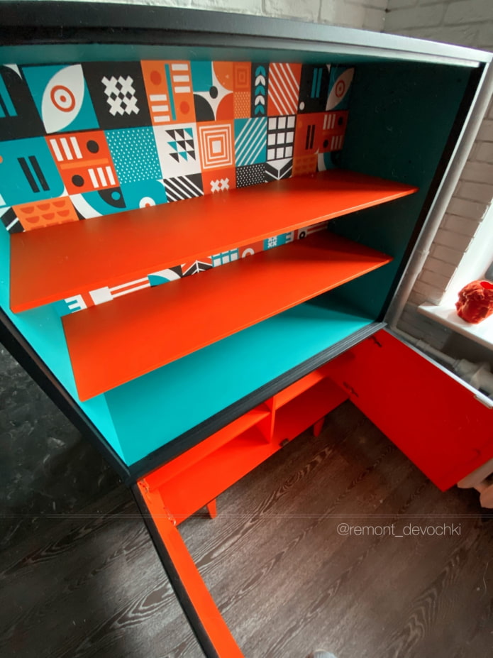 The interior of the cabinet The interior of the cabinet