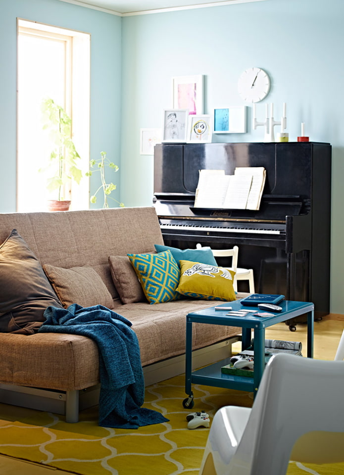 Bedinge in a brown case