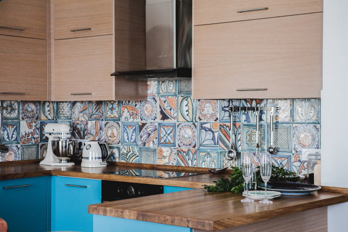 bright tiles on the apron