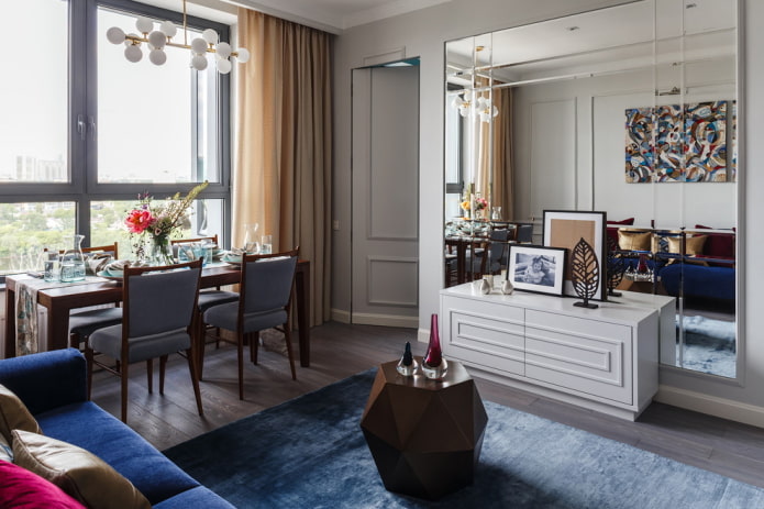 Large-format mirror in the living room