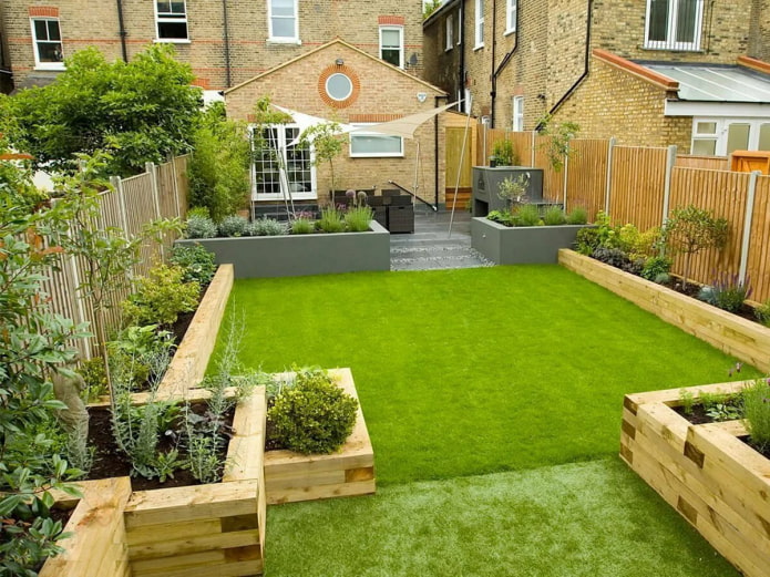 Boxes around the perimeter of the courtyard Boxes around the perimeter of the courtyard