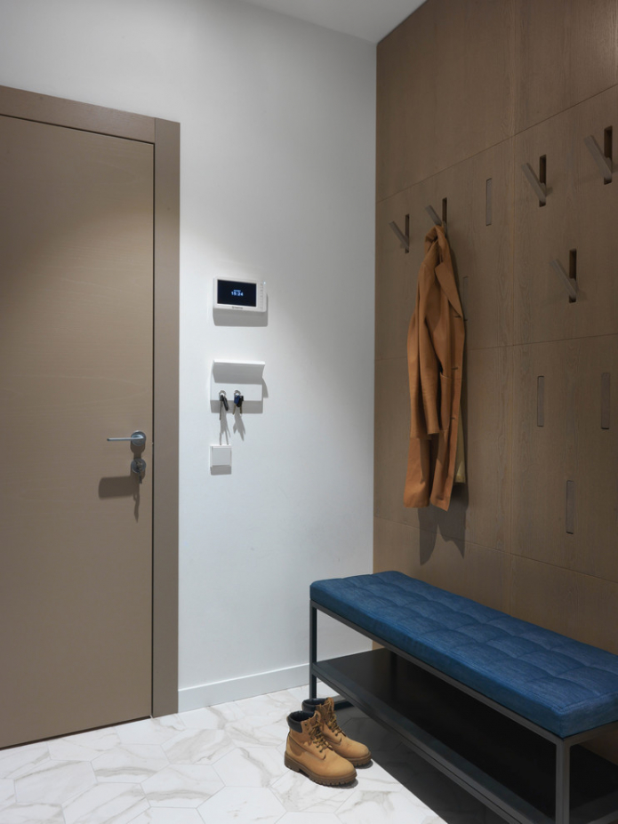 Panel with folding hooks Panel with folding hooks