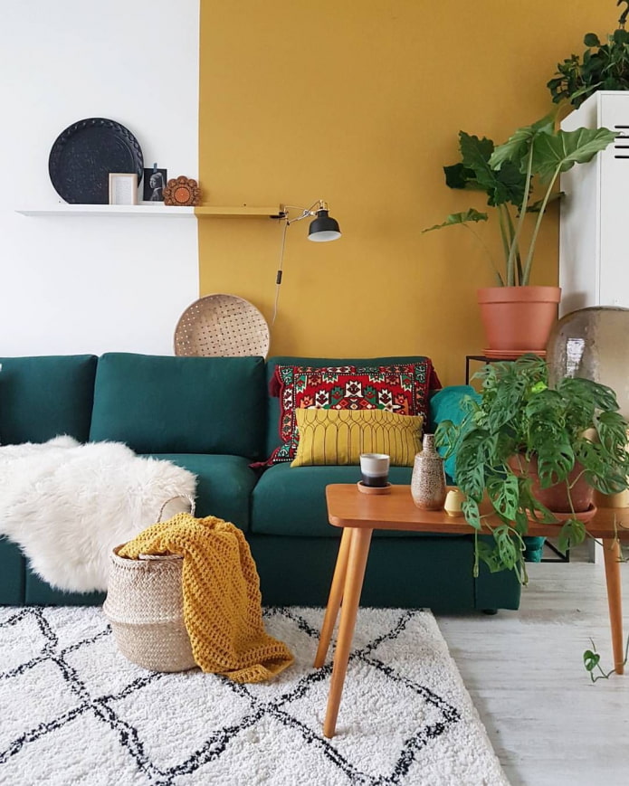 emerald sofa in the interior