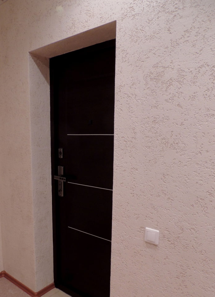 decorative plaster in the corridor