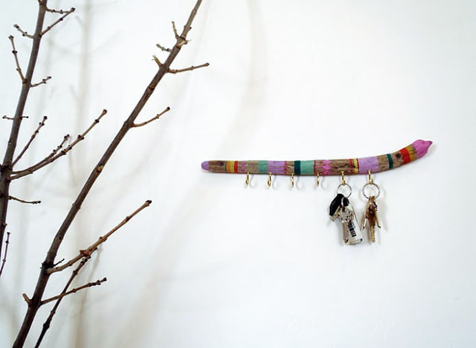 Key holder from a branch