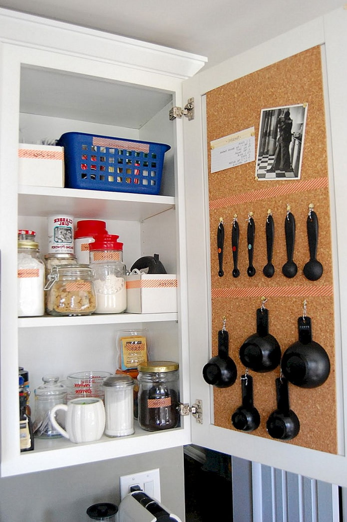 Cork board and hooks on the sash Cork board and hooks on the sash