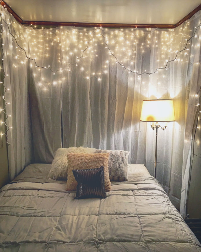 Canopy with garlands Canopy with garlands