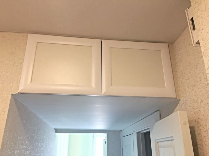 mezzanine above the aisle