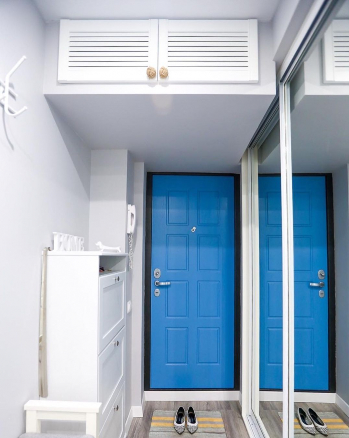 mezzanine above the front door