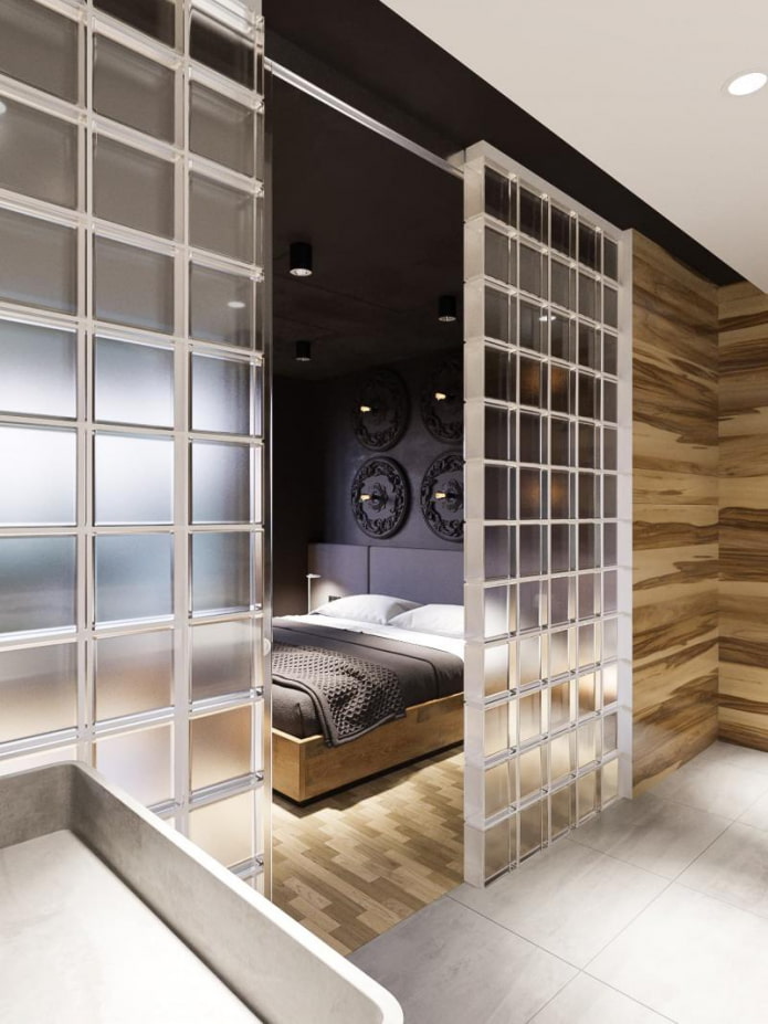 separation by glass blocks of the bedroom