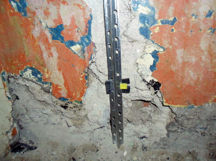 Aligning walls with lighthouses Aligning walls with lighthouses