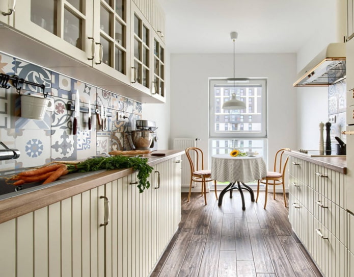 tablecloth on a round table