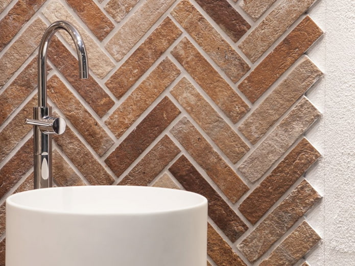 Porcelain stoneware in the bathroom