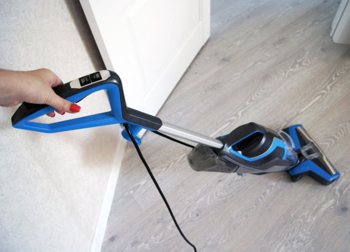 Small washing vacuum cleaner