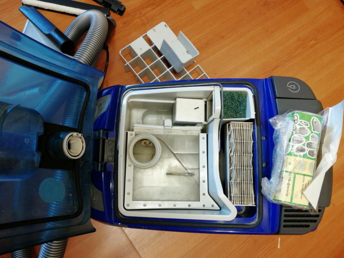 The insides of the vacuum cleaner