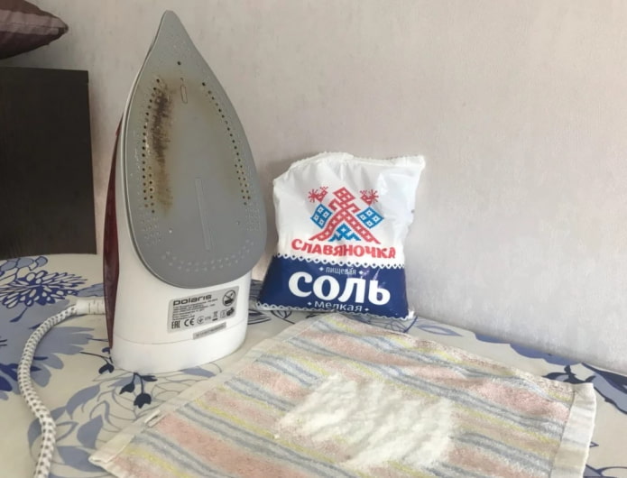 clean the iron with salt clean the iron with salt