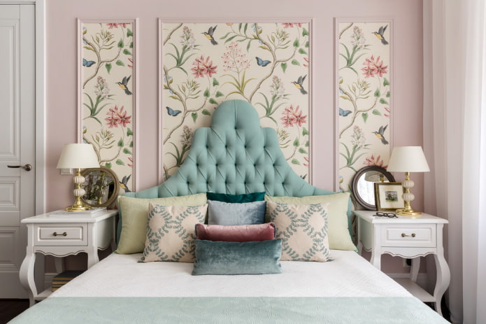 Moldings with wallpaper Moldings with wallpaper