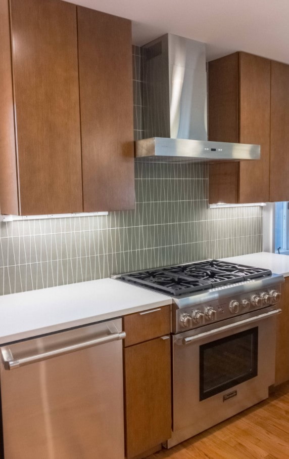 apron in the kitchen to the ceiling