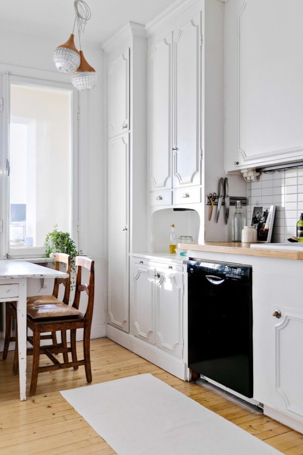 kitchen set to the ceiling