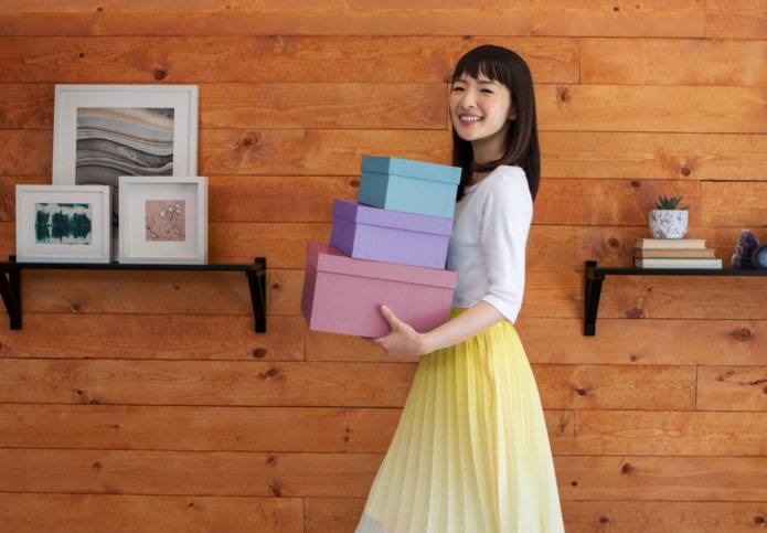 Marie Kondo with boxes Marie Kondo with boxes